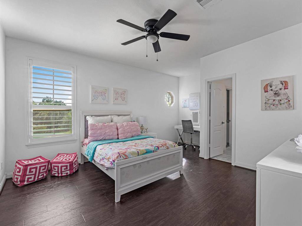 Secondary room with ensuite bathroom and walk in closet