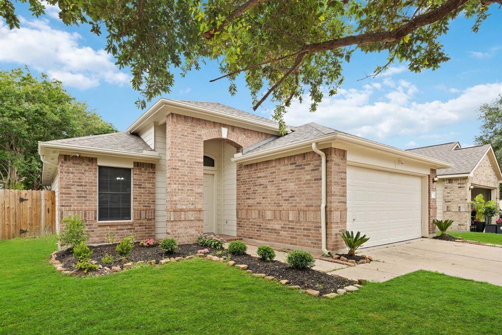 That “yes, this is the one” feeling starts the moment you pull up—fresh landscaping, a classic brick elevation, and a peaceful cul-de-sac welcome you home.