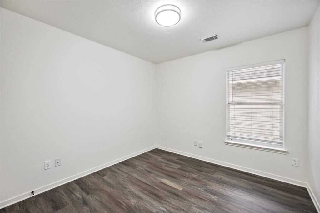 Freshly painted and ready to flex—guest room, home office, or creative space.