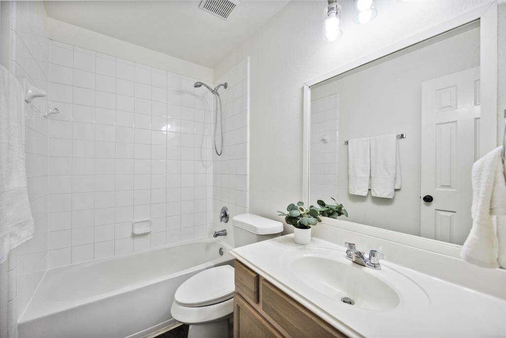 Crisp and clean with neutral finishes—it’s the kind of bathroom guests and family both appreciate.