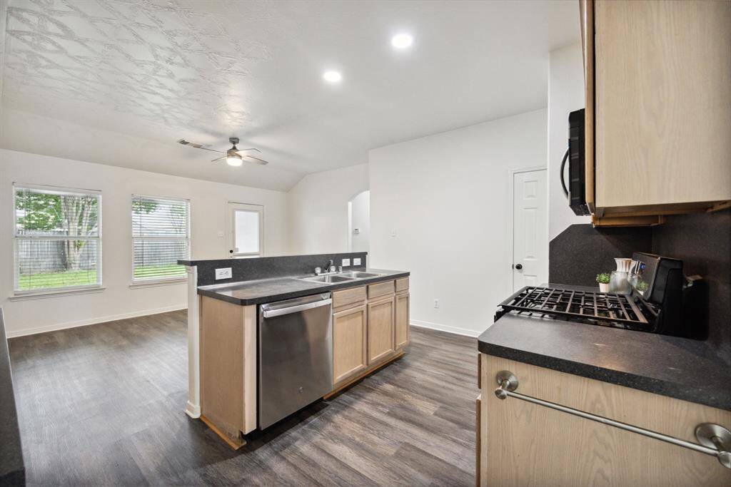 Don’t miss the backyard view while you’re rinsing dishes or sipping coffee—this space blends form and function like a pro.