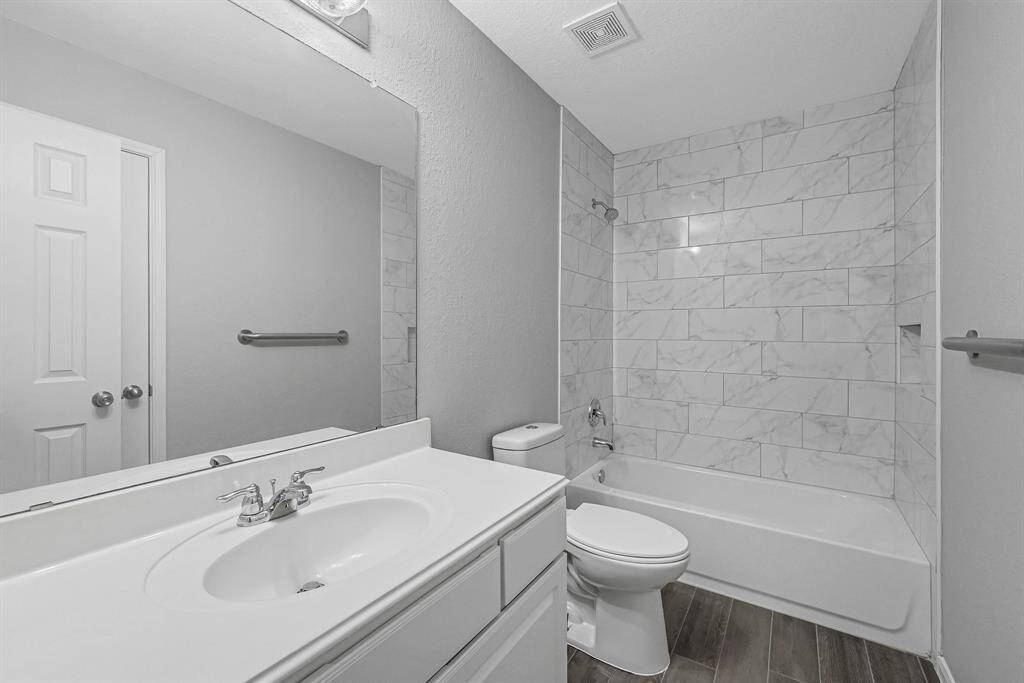 Secundary bathroom with bathtub/shower combo. Porcelain tile from botton to ceiling.