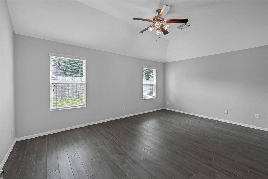 Spacious Primary bedroom facing the backpatio