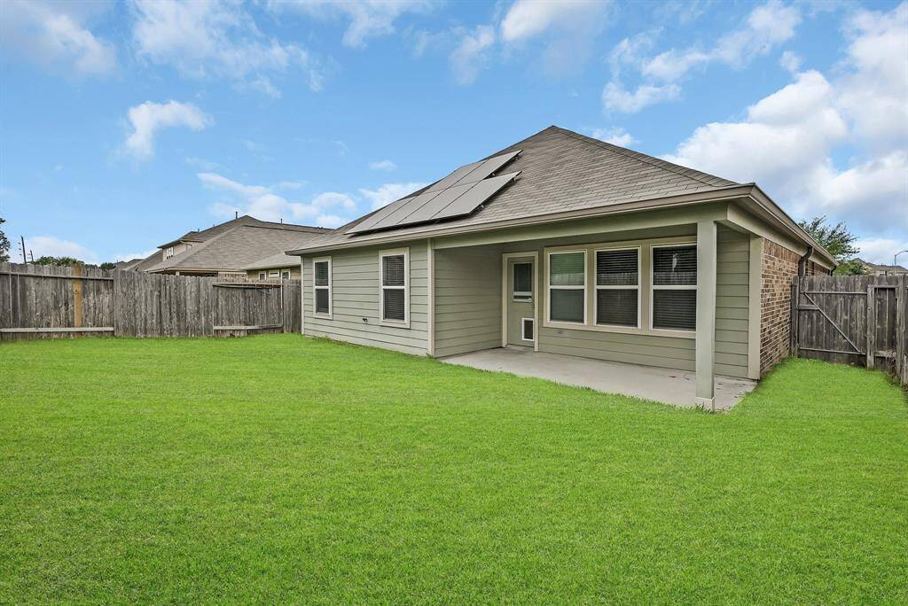 Confortable covered patio and great green area in the back yard to enjoy your outdoor activities all year long