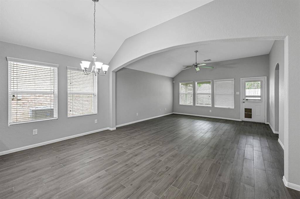 Nice open concep in dining / family room area