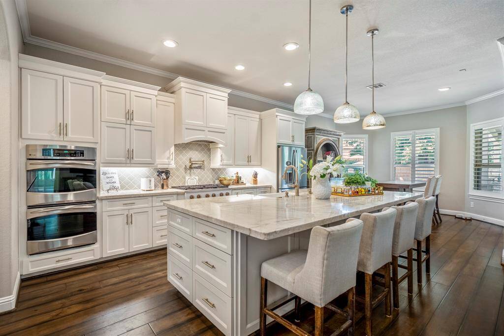 The kitchen’s easy style relies on a clean design and well-chosen materials for an elevated experience for the Chef.