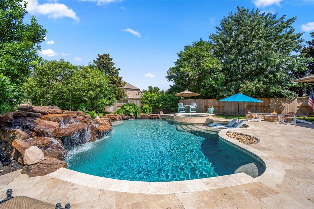 The sparkling pool offers several features to enjoy, the rock waterfall, the martini seat, a tanning shelf and the raised spa!  What more could you need in the summertime.