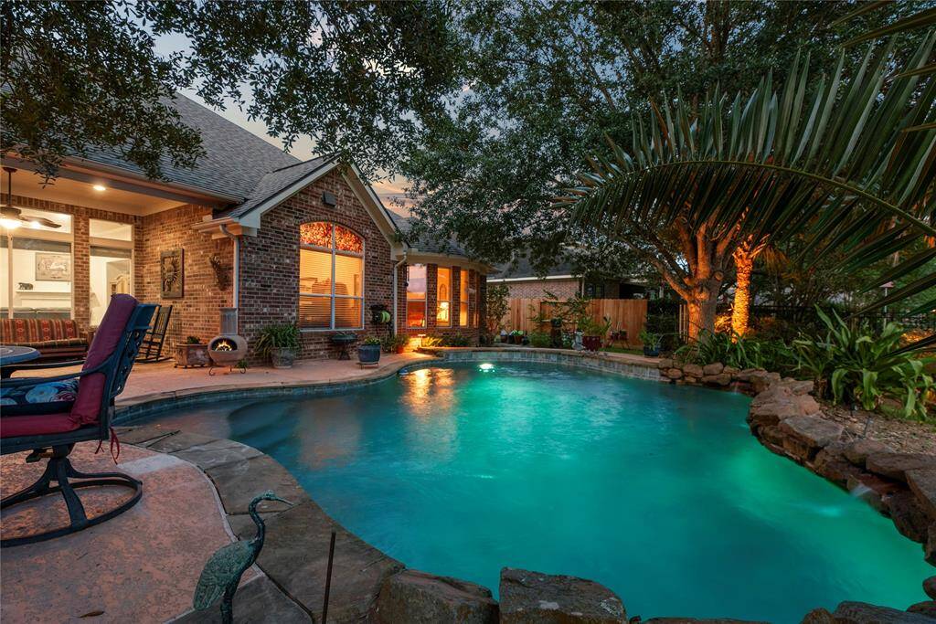 Lazy weekends spent in this backyard will ensure years of delightful memories. Imagine yourself here!