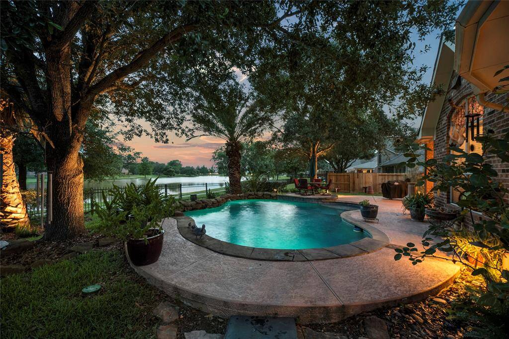 WOW! What an amazing view! This place is ideal for unwinding at the end of the day or for enjoying those magical Texas sunsets.
