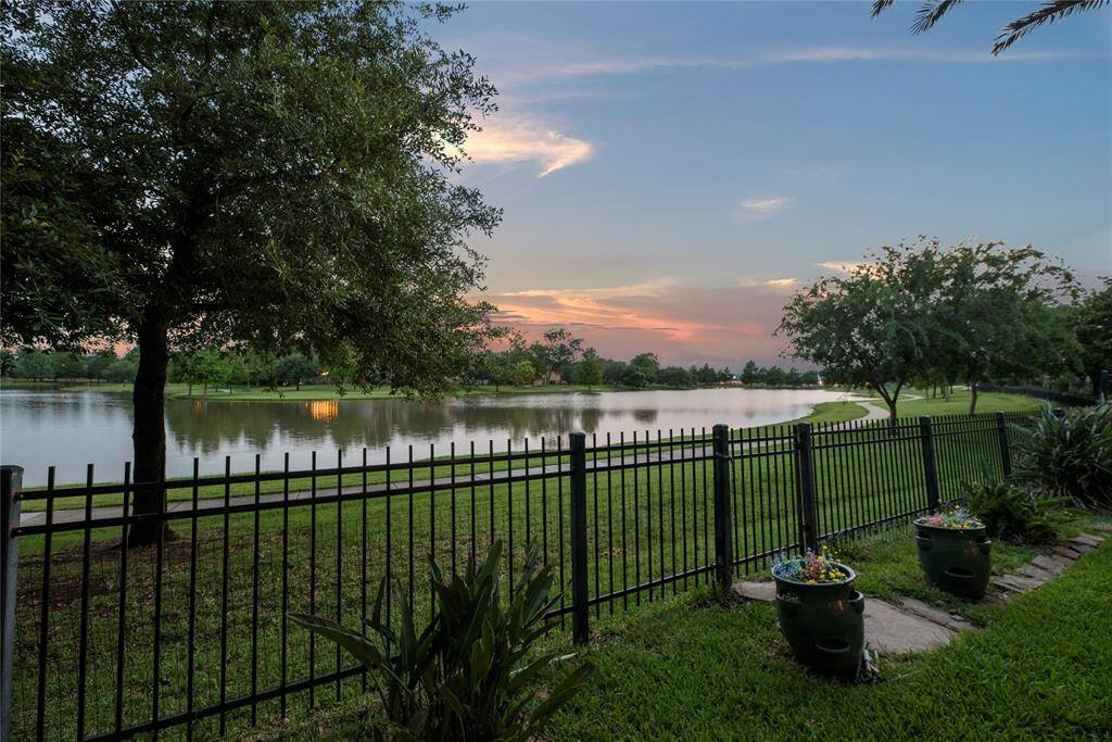 What a view! Imagine evenings spent looking out to your Lakeview - you will never want to leave!