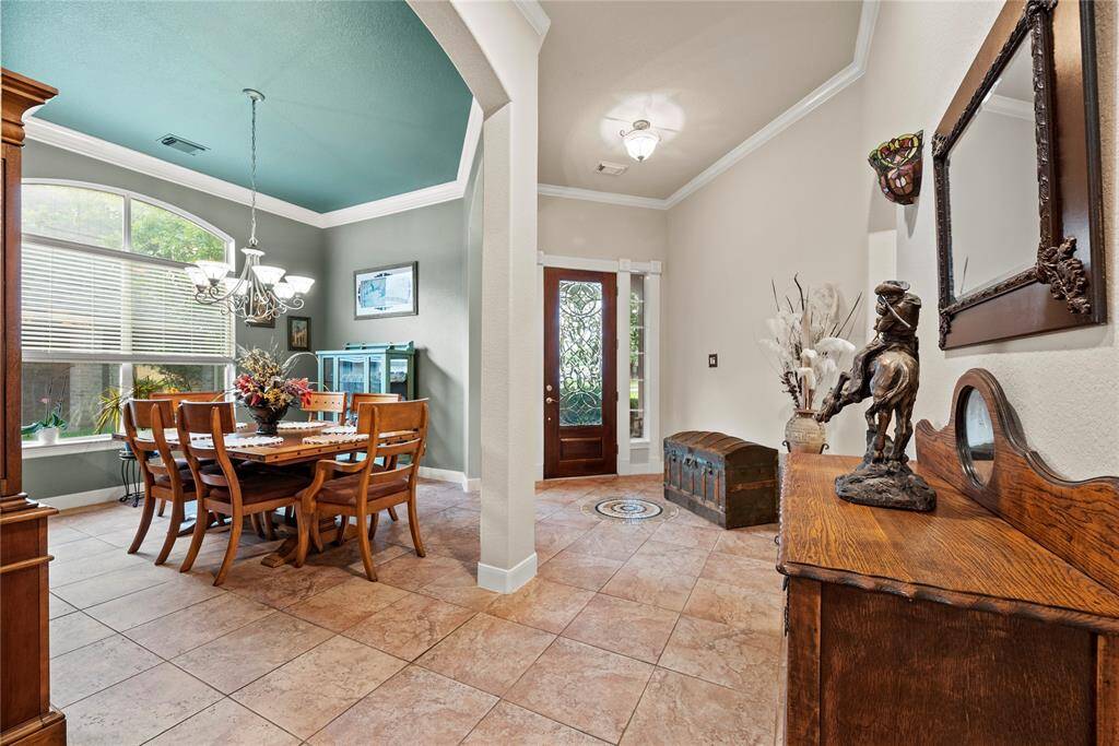 The beauty of your home doesn't just stay outside. The masterful design of the house continues as soon as you walk through the door.