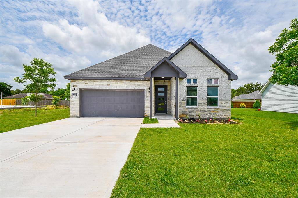 Welcome Home to 209 Silverleaf!  Beautiful New Construction.