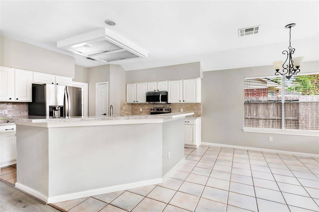 Breakfast nook and bar