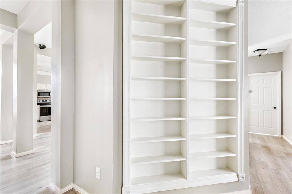 Beautiful built-in shelves in flex-area.
