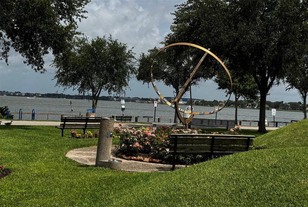 There are several green space areas for relaxing and watching the boats go by.