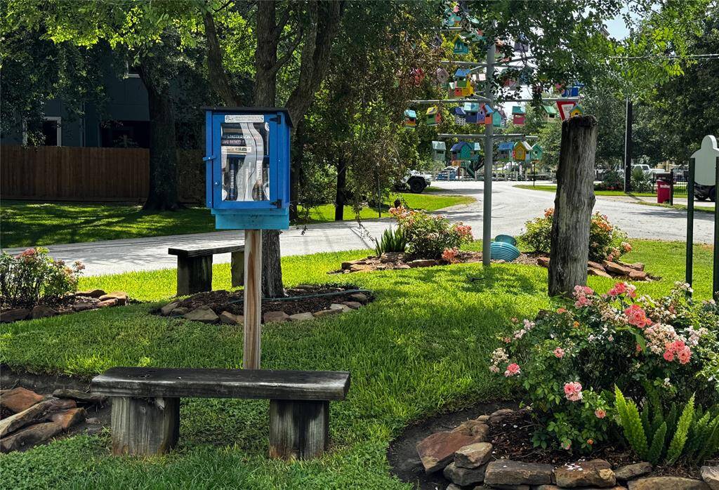 Want to sit and read a book?  Take one, leave one!