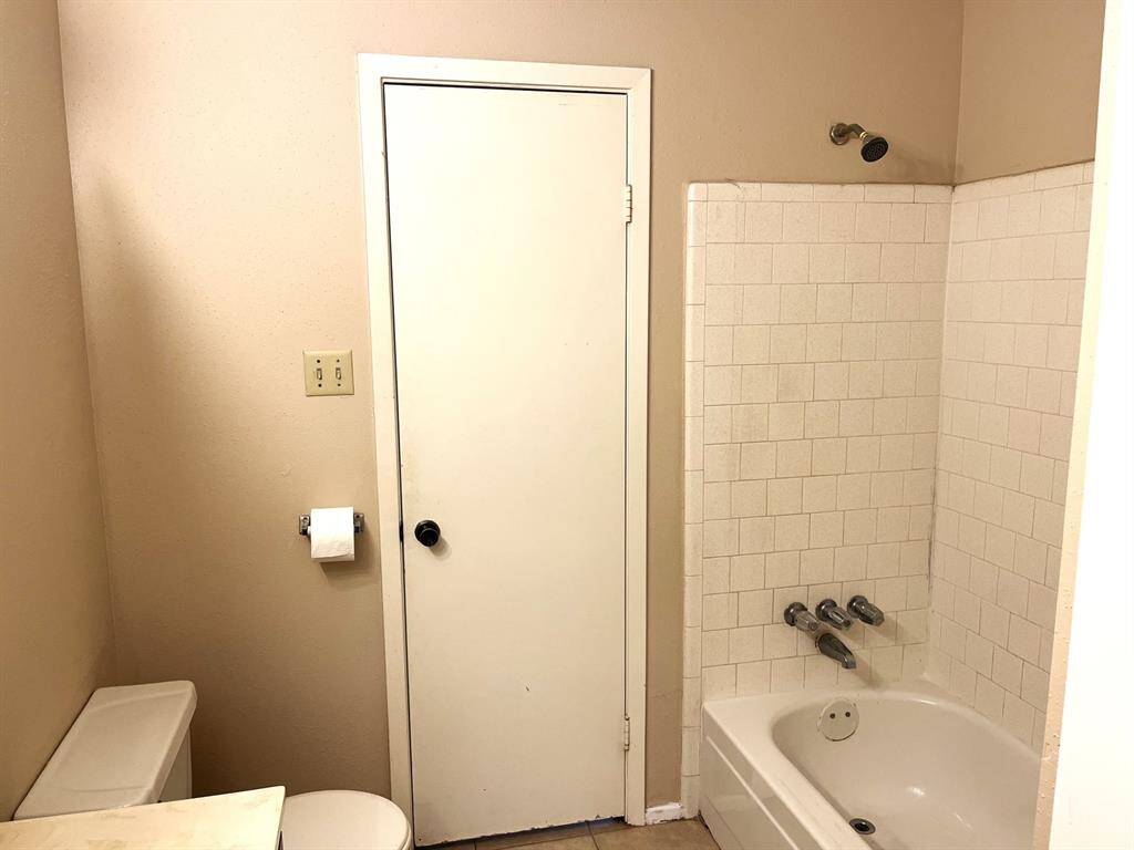 tub/shower area....