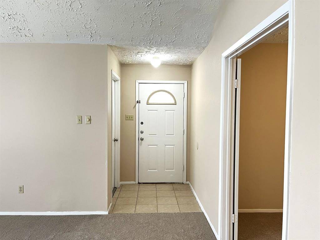 Entryway.... the property was entirely repainted inside just a few weeks ago...
