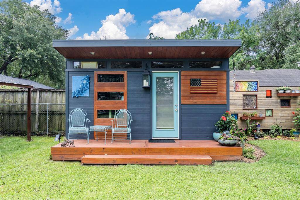 She-shed.. man cave..office..playhouse.. let your mind bask on what this flex space could be.