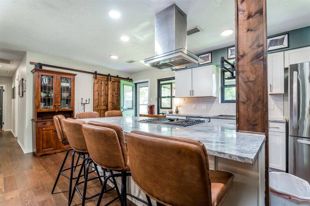 Kitchen has gas appliances, BOSCH dishwasher, potfiller.. and seating around the island
