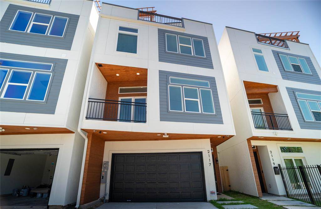 2117 Sauer is middle