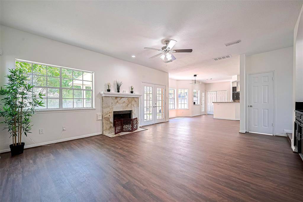 Family room seamlessly connecting to the breakfast area and kitchen