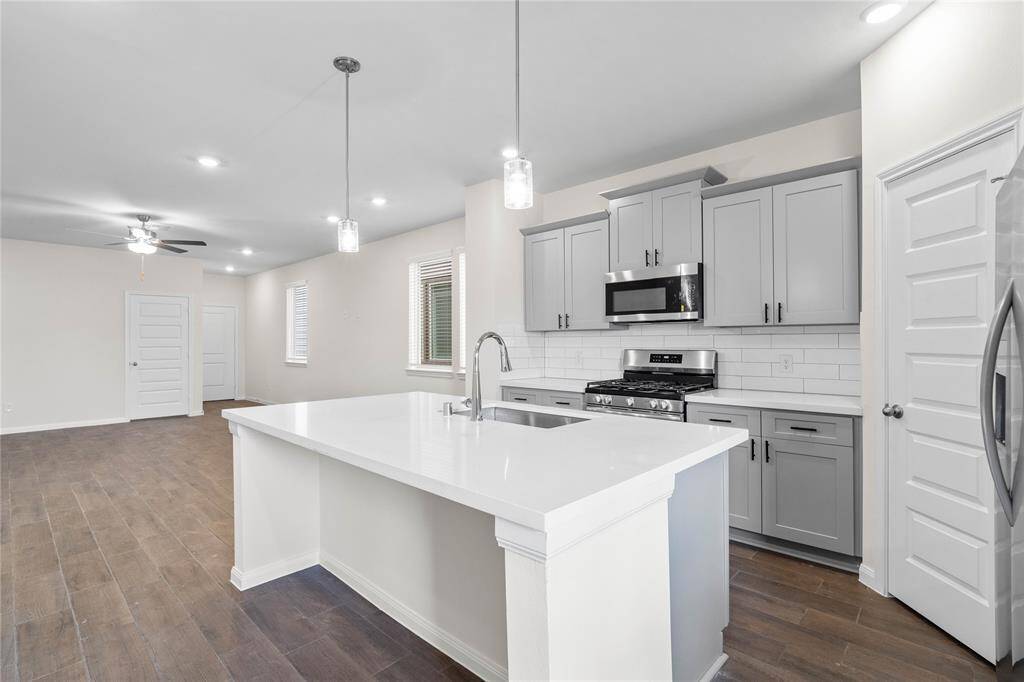 This kitchen will not disappoint! Your family and guests will enjoy many nights of fun, food and entertainment with ample counterspace and kitchen island for setting up a wonderful array of provisions.
