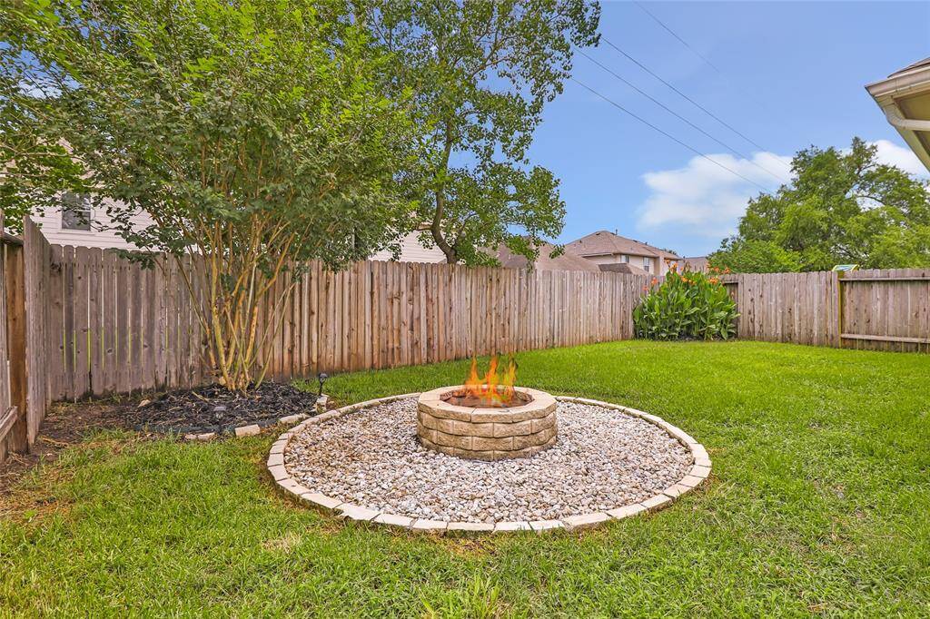 Peaceful Backyard, fully fenced, with Firepit