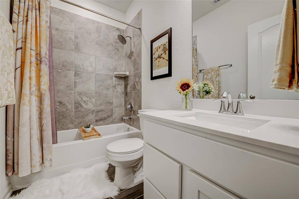 Really pretty full secondary bathroom located between the two front bedrooms