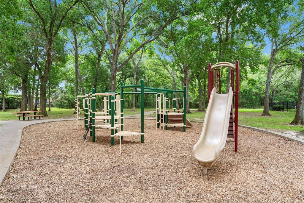 Your Backyard Playground in Cinco Ranch: Just beyond the back gate, Cinco Forest Park offers a tree-lined escape with a playground, picnic tables, and trails. It’s one of 63 parks and green spaces in this top-selling master-planned community—loved for its lifestyle, location, and natural beauty.
