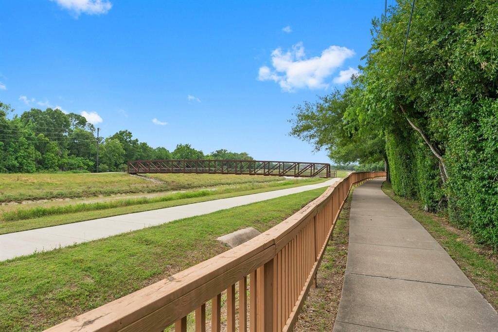 Scenic Trails Just Steps from Home: Located within Cinco Ranch I, the Buffalo Bayou Bike & Walking Trails offer miles of paved and unpaved paths that wind through natural landscapes and connect to destinations throughout Katy. Whether you’re out for a morning jog, family bike ride, or evening stroll, these trails make outdoor living part of everyday life.
