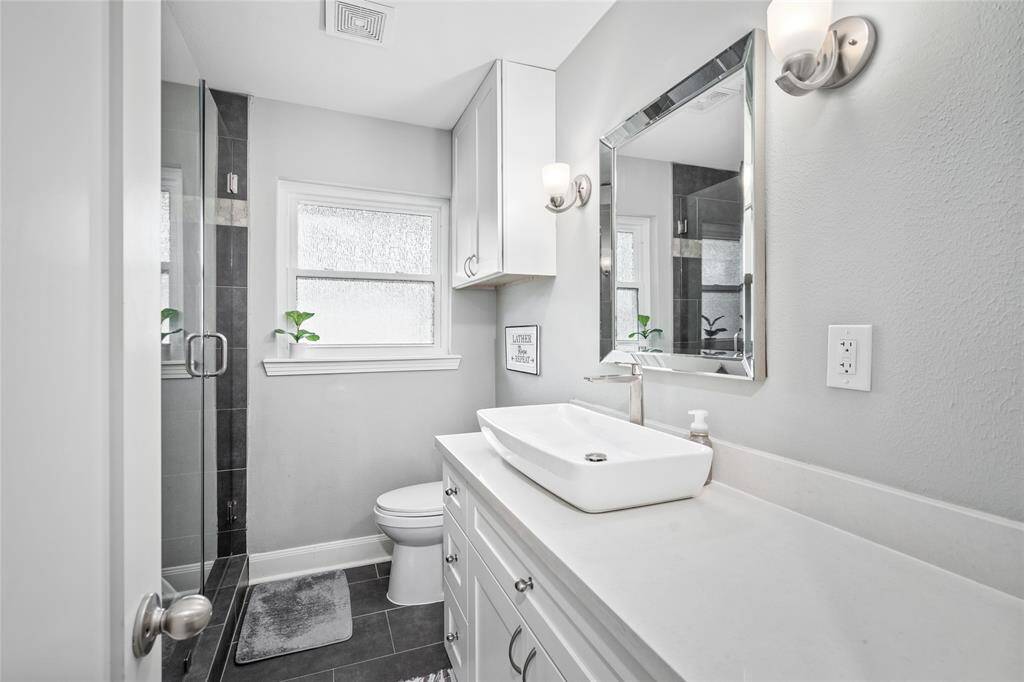 The bright secondary bathroom.