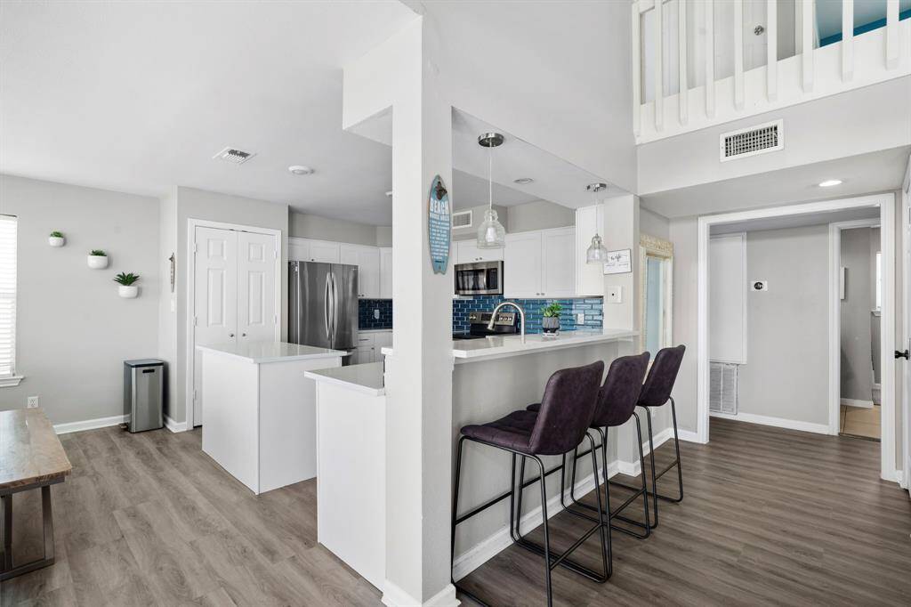 Enjoy additional seating at the extended kitchen bar—ideal for morning coffee, evening cocktails, or casual dining with guests.