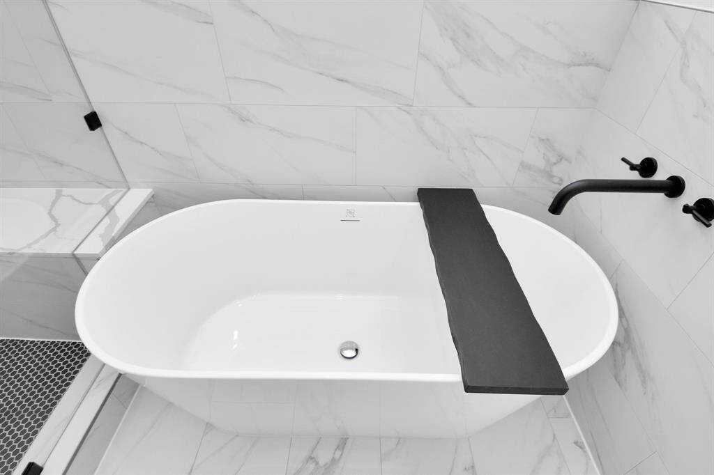 Soaking tub