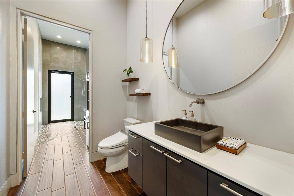 This modern guest/pool bath pairs minimalist design with bold finishes.