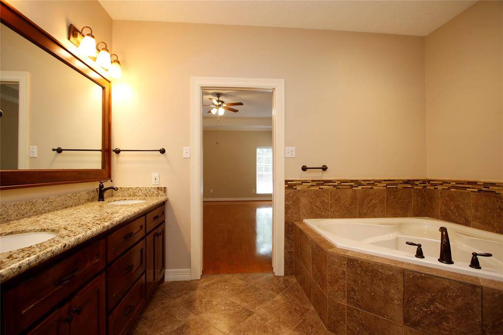 Large corner soaking tub -- RELAX!