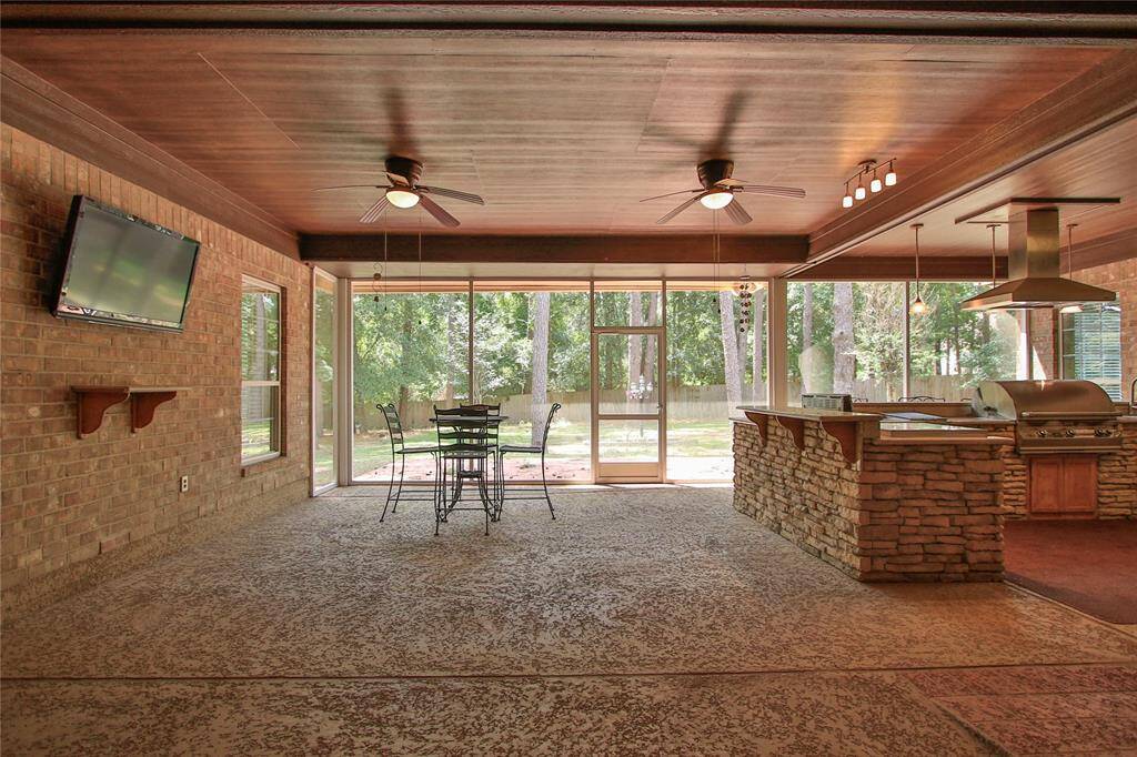 Just a glimpse of the kitchen and back yard.  Nice!