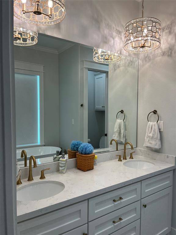 Double sink in primary bath