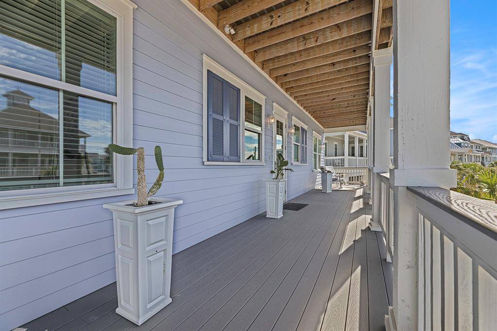 front deck area to sit on and watch the sunset.
