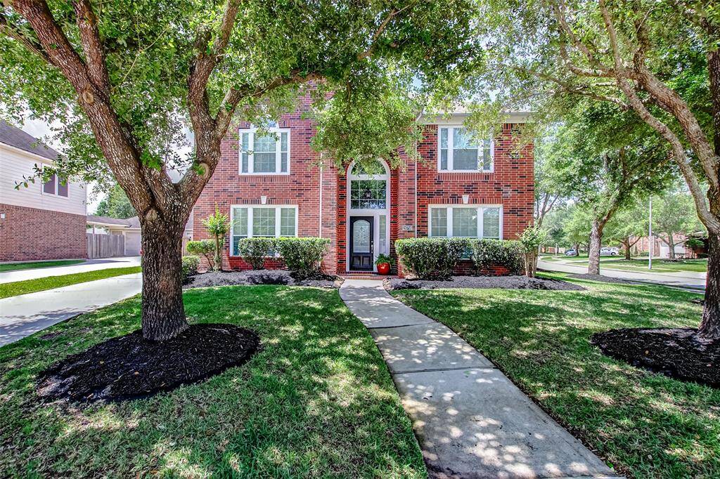 Welcome to this stunning 4-bedroom, 3.5-bathroom home perfectly situated on a spacious corner lot in the highly desirable heart of Cinco Ranch.