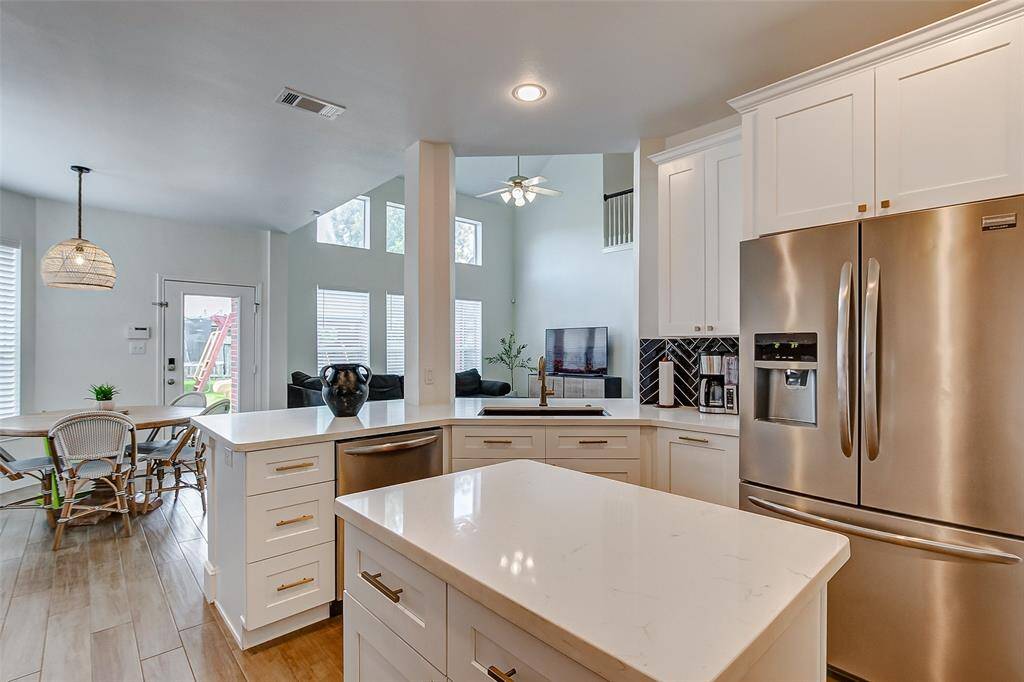 Whether you're preparing a gourmet meal or hosting a gathering, this kitchen is sure to impress.