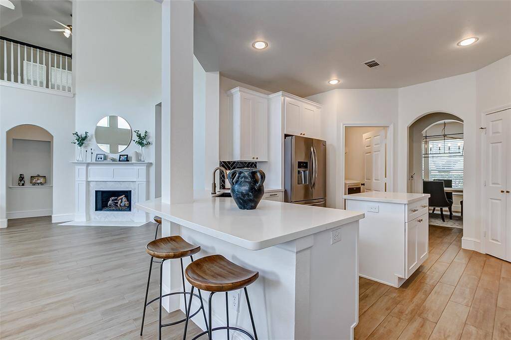 For additional casual dining options, take note of the spacious counter-height breakfast bar that overlooks the kitchen, providing a perfect spot for quick meals or chatting with the chef while they cook.
