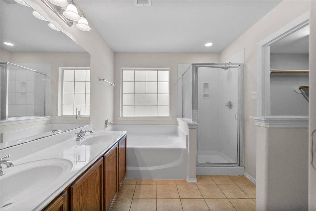 En-suite bathroom with separate shower & tub with walk-in closet.