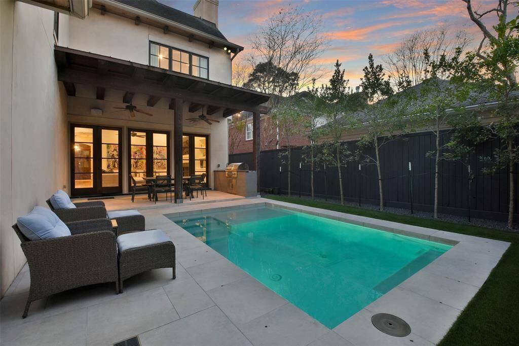 Can you think of a better way to end your stressful day than beside this pool?