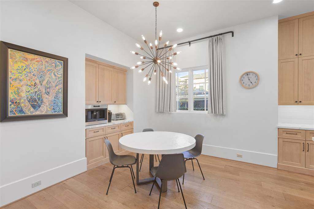 The morning area with coffee bar is located just off the kitchen.