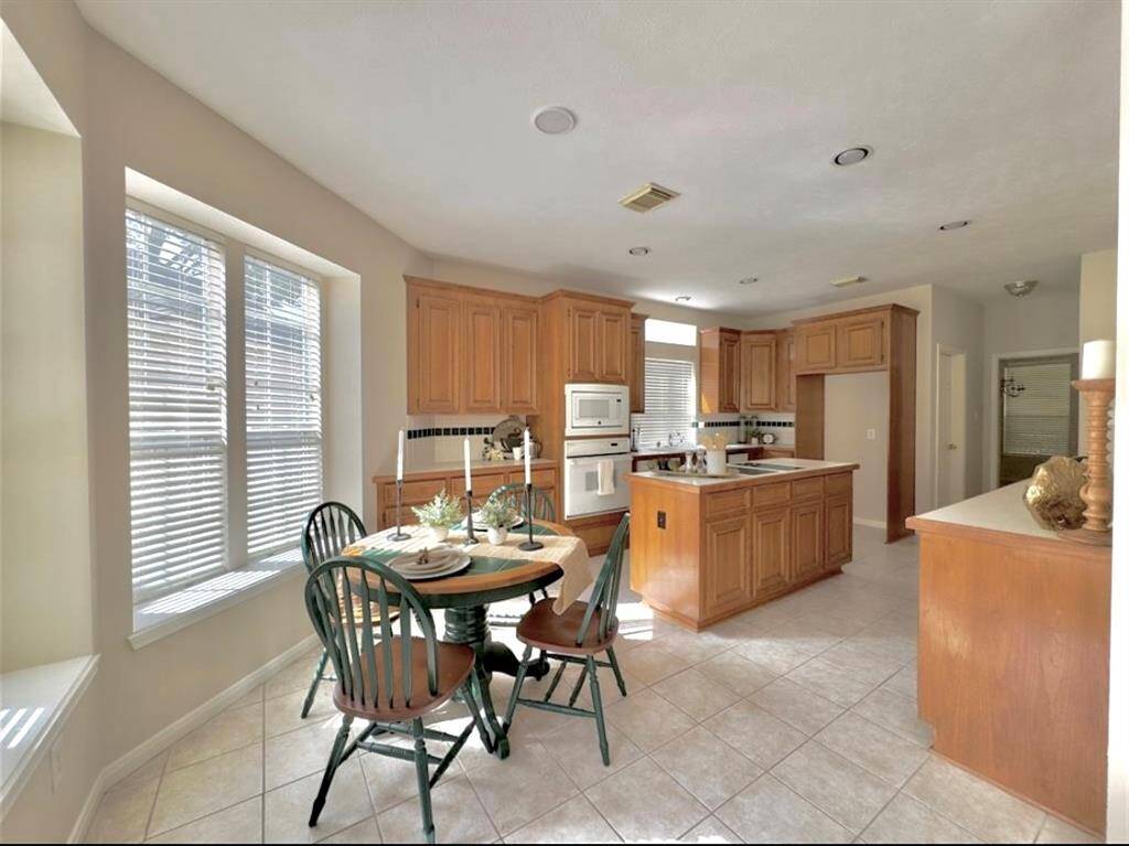 Great breakfast room and island kitchen.