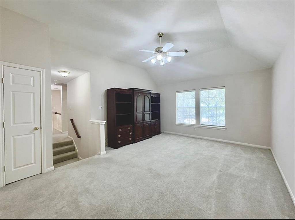 Game room (2nd floor).