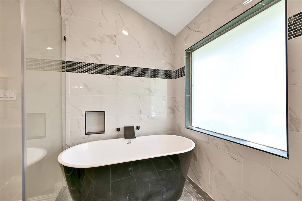Gorgeous soaking tub!
