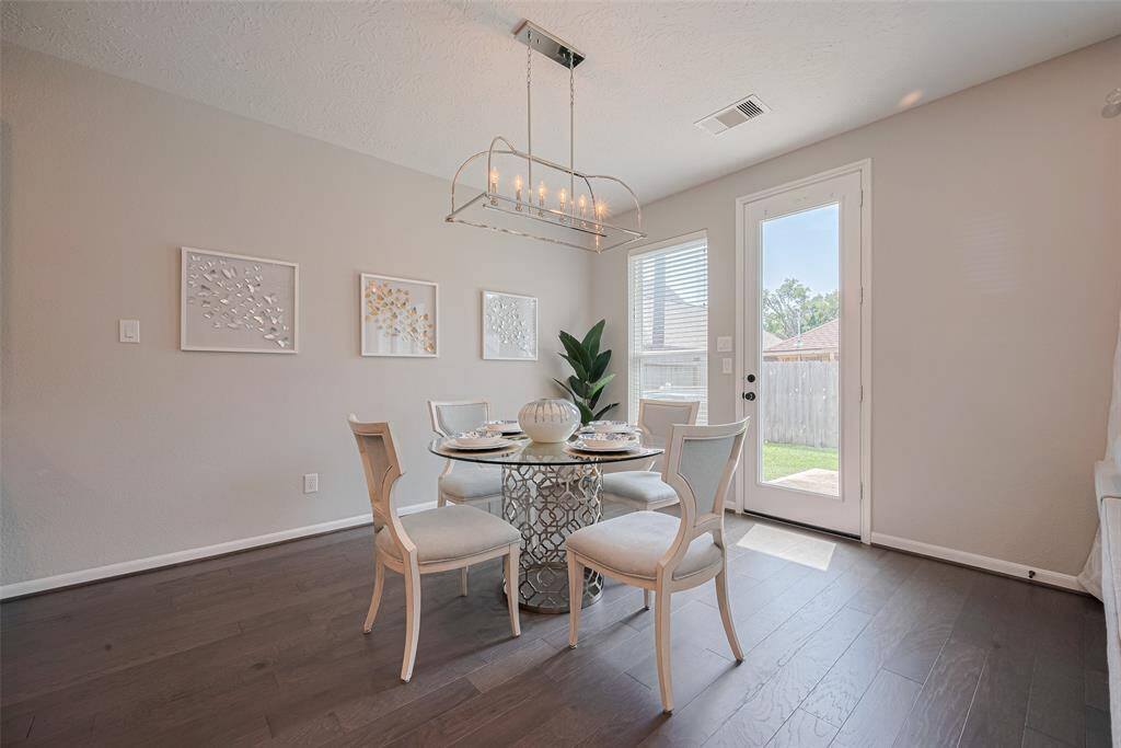 Lovely bright and spacious breakfast area.