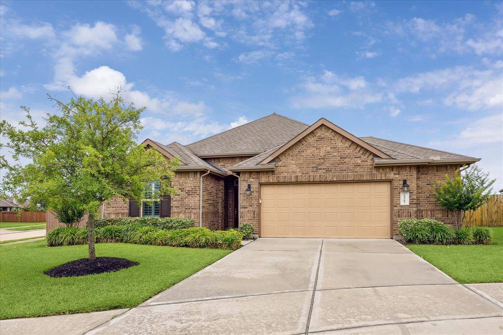 This beautiful single story 2 bed/2.5 bath home is located on an oversized corner cul-de-sac lot in Wellspring, a  gated 55+ community located within Tamarron, a fantastic master-planned community in Katy, TX designed for elegance, comfort, and active living.